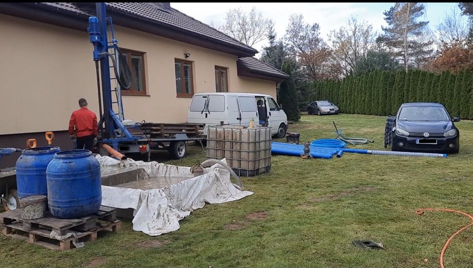 Wiertnica podczas wykonywania studni